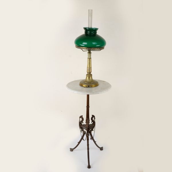 Lampada da appoggio in vetro verde ed ottone  - Asta Smart Auction: arredi, dipinti, sculture, argenti e altro a prezzi vantaggiosi - Associazione Nazionale - Case d'Asta italiane