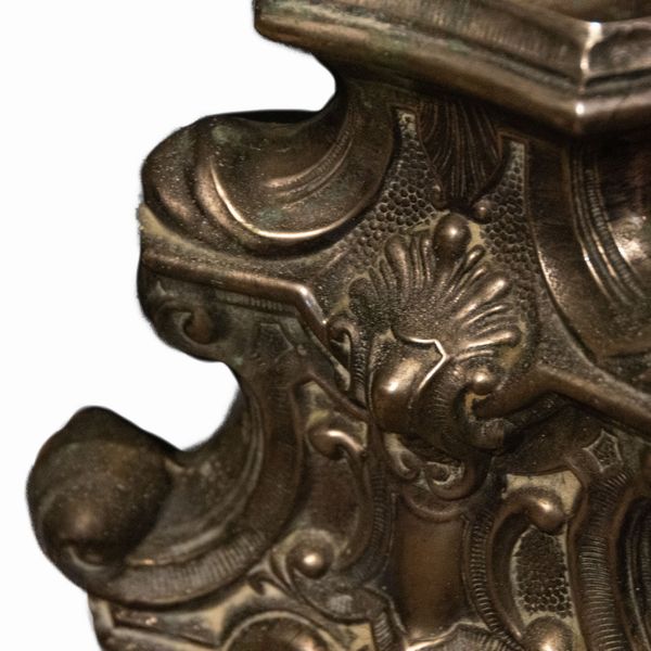 Coppia di candelieri in metallo argentato  - Asta Smart Auction: arredi, dipinti, sculture, argenti e altro a prezzi vantaggiosi - Associazione Nazionale - Case d'Asta italiane