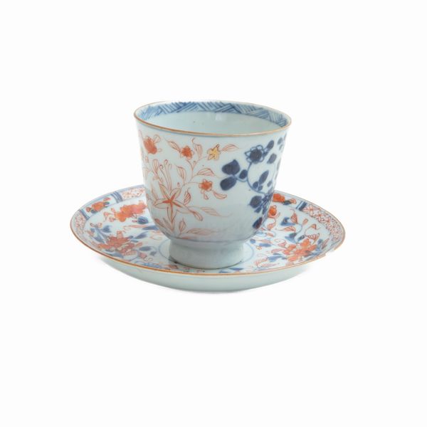 Tazza con piatto in porcellana policroma a decoro Imari,  - Asta Smart Auction: arredi, dipinti, sculture, argenti e altro a prezzi vantaggiosi - Associazione Nazionale - Case d'Asta italiane