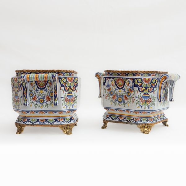 Coppia di fioriere in ceramica policroma,  - Asta Smart Auction: arredi, dipinti, sculture, argenti e altro a prezzi vantaggiosi - Associazione Nazionale - Case d'Asta italiane