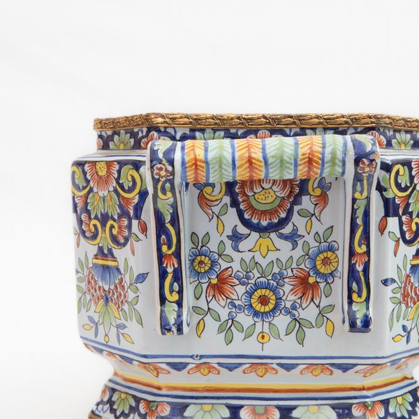 Coppia di fioriere in ceramica policroma,  - Asta Smart Auction: arredi, dipinti, sculture, argenti e altro a prezzi vantaggiosi - Associazione Nazionale - Case d'Asta italiane