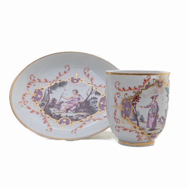 Tazza con piatto in porcellana bianca con decoro alla sassone  - Asta Smart Auction: arredi, dipinti, sculture, argenti e altro a prezzi vantaggiosi - Associazione Nazionale - Case d'Asta italiane