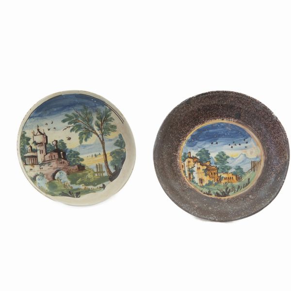 Lotto di due piatti in ceramica policroma:  - Asta Smart Auction: arredi, dipinti, sculture, argenti e altro a prezzi vantaggiosi - Associazione Nazionale - Case d'Asta italiane