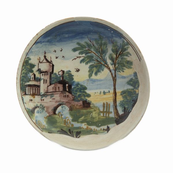 Lotto di due piatti in ceramica policroma:  - Asta Smart Auction: arredi, dipinti, sculture, argenti e altro a prezzi vantaggiosi - Associazione Nazionale - Case d'Asta italiane