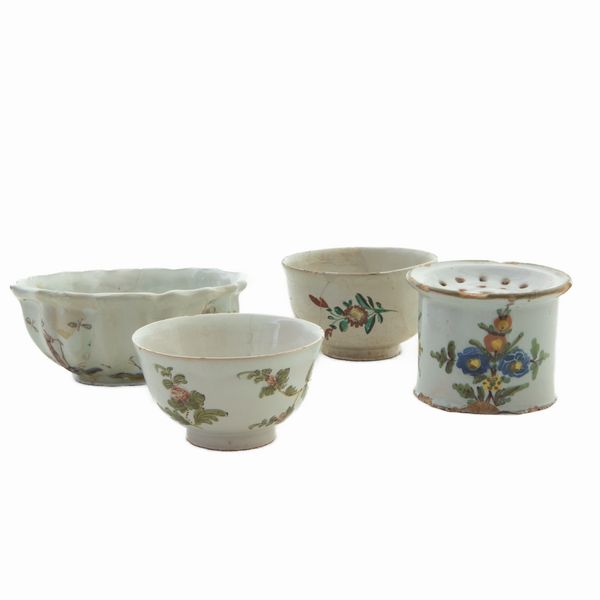 Lotto di quattro ceramiche policrome composte da:  - Asta Smart Auction: arredi, dipinti, sculture, argenti e altro a prezzi vantaggiosi - Associazione Nazionale - Case d'Asta italiane