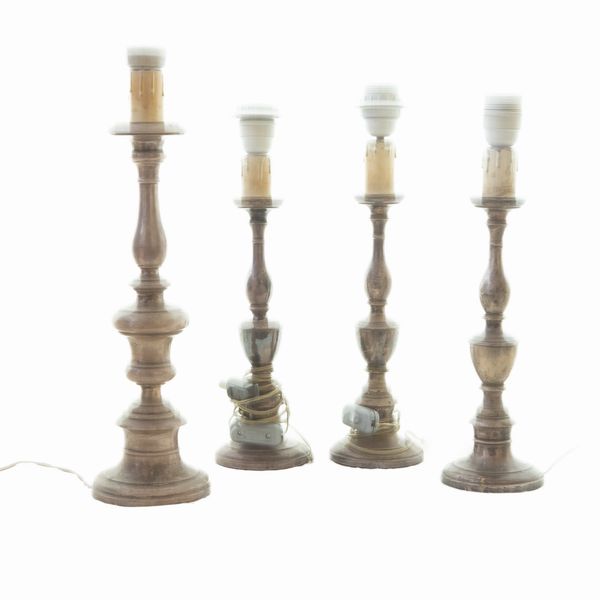 Quattro lampade da appoggio corpo a rocchetto in lamina d'argento 800/1000  - Asta Smart Auction: arredi, dipinti, sculture, argenti e altro a prezzi vantaggiosi - Associazione Nazionale - Case d'Asta italiane