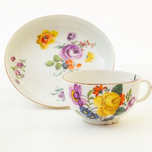 Tazza con piatto in porcellana bianca con decoro a fiori,  - Asta Smart Auction: arredi, dipinti, sculture, argenti e altro a prezzi vantaggiosi - Associazione Nazionale - Case d'Asta italiane