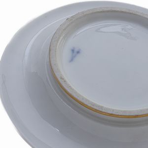 Tazza in porcellana policroma a tromba,  - Asta Smart Auction: arredi, dipinti, sculture, argenti e altro a prezzi vantaggiosi - Associazione Nazionale - Case d'Asta italiane