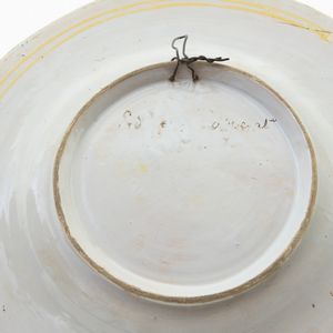 Piatto da parata in ceramica policroma  - Asta Smart Auction: arredi, dipinti, sculture, argenti e altro a prezzi vantaggiosi - Associazione Nazionale - Case d'Asta italiane