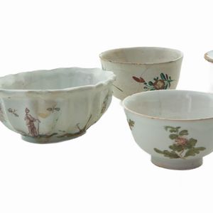 Lotto di quattro ceramiche policrome composte da:  - Asta Smart Auction: arredi, dipinti, sculture, argenti e altro a prezzi vantaggiosi - Associazione Nazionale - Case d'Asta italiane