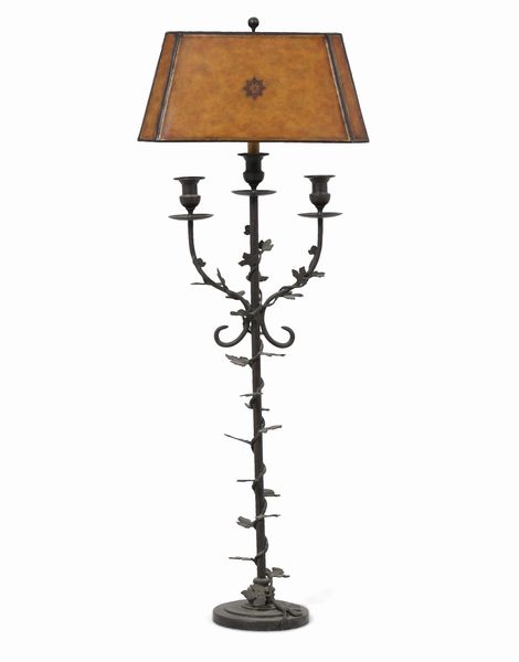 Lampada da terra in metallo laccato nero con applicazioni di foglie  - Asta Antiquariato - Associazione Nazionale - Case d'Asta italiane