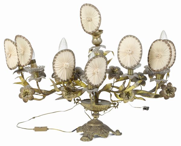 Candelabro a otto luci in metallo dorato. XIX-XX secolo  - Asta Antiquariato - Associazione Nazionale - Case d'Asta italiane