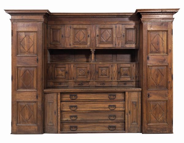 Credenza da sacrestia in legno di noce. Italia XVII secolo  - Asta Antiquariato - Associazione Nazionale - Case d'Asta italiane