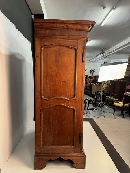 Armadio in noce, Genova, XVIII secolo  - Asta Antiquariato - Associazione Nazionale - Case d'Asta italiane