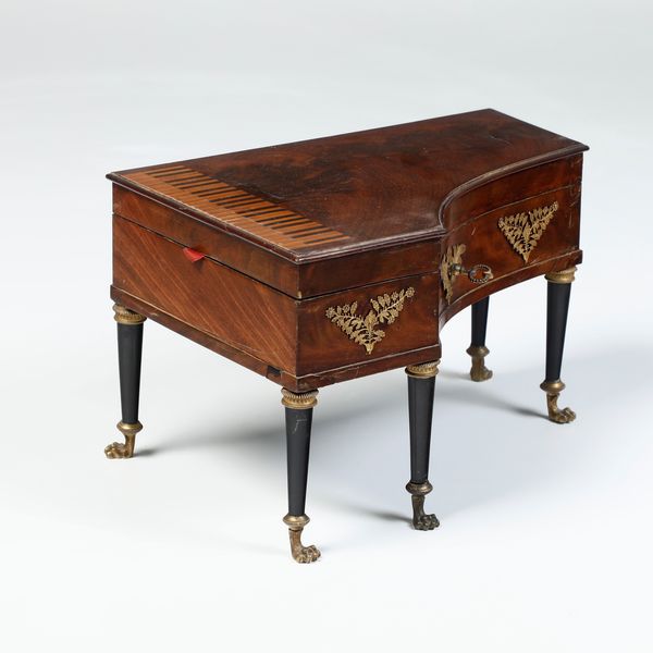 Necessaire in forma di modellino di pianoforte in legno lastronato ed ebanizzato. Attrezzi in madreperla e metallo. XIX secolo  - Asta Antiquariato - Associazione Nazionale - Case d'Asta italiane