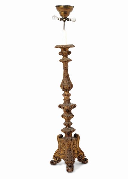 Lampada da terra in legno intagliato e dorato. XIX secolo  - Asta Antiquariato - Associazione Nazionale - Case d'Asta italiane