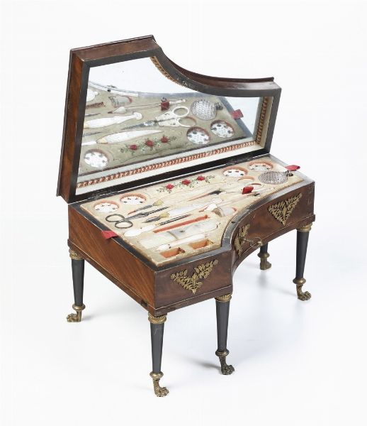 Necessaire in forma di modellino di pianoforte in legno lastronato ed ebanizzato. Attrezzi in madreperla e metallo. XIX secolo  - Asta Antiquariato - Associazione Nazionale - Case d'Asta italiane