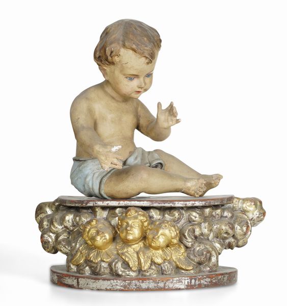 Ges bambino intagliato in legno, su base lignea intagliata e dorata. XIX-XX secolo  - Asta Scultura - Associazione Nazionale - Case d'Asta italiane