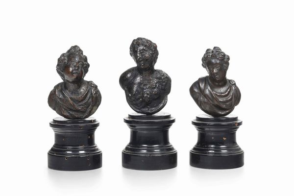 Gruppo di tre busti di fanciulli in bronzo fuso e cesellato. Fonditore italiano del XVII secolo  - Asta Scultura - Associazione Nazionale - Case d'Asta italiane