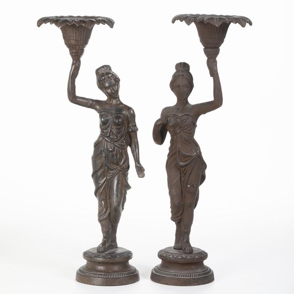 Coppia di candelieri a guisa di figure femminili. XIX-XX secolo  - Asta Scultura - Associazione Nazionale - Case d'Asta italiane