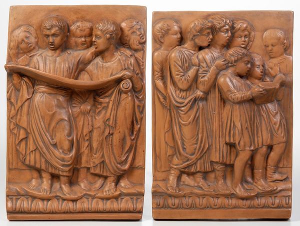 Coppia di formelle raffiguranti gruppo di coristi. Manifattura di Signa, prima met del XX secolo. Da Luca della Robbia  - Asta Scultura - Associazione Nazionale - Case d'Asta italiane