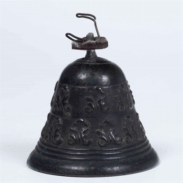 Campana in bronzo fuso e lavorato a motivi floreali. XVII-XVIII secolo  - Asta Scultura - Associazione Nazionale - Case d'Asta italiane