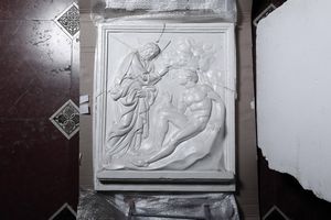 Coppia di formelle ad altorilievo in gesso raffiguranti Creazione di Adamo e Cacciata dal Paradiso terrestre, fine XIX secolo  - Asta Scultura - Associazione Nazionale - Case d'Asta italiane