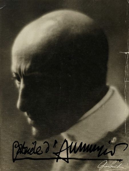 Gabriele D'Annunzio : Ritratto fotografico con firma autografa.  - Asta Libri, autografi e manoscritti - Associazione Nazionale - Case d'Asta italiane