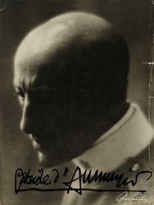 Gabriele D'Annunzio - Ritratto fotografico con firma autografa.