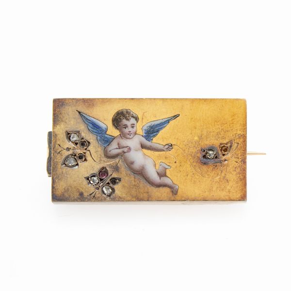 Antica spilla in oro giallo 9kt decorata con smalto policromo a raffigurare putto alato  - Asta Gioielli e Orologi Web Only - Associazione Nazionale - Case d'Asta italiane