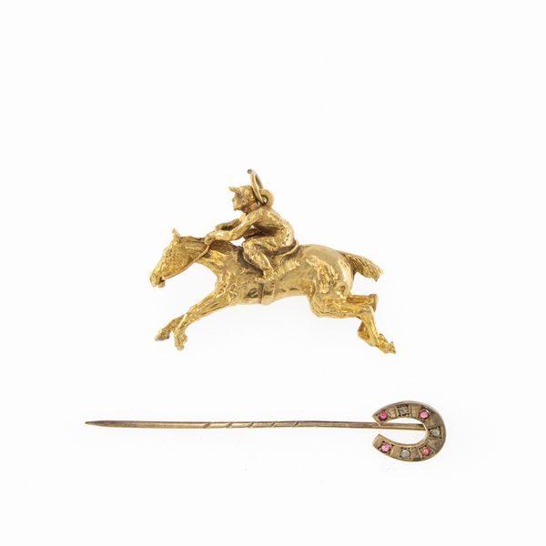 Pendente raffigurante cavallo con fantino e spillone ferro di cavallo  - Asta Gioielli e Orologi Web Only - Associazione Nazionale - Case d'Asta italiane