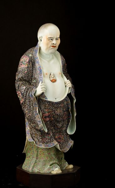 Rara figura di Saggio Famiglia Rosa stante in porcellana a smalti policromi con Buddha a rilievo nel centro del petto decorato per esteso con draghi tra le nuvole, Cina, Dinastia Qing, epoca Guangxu (1875-1908)  - Asta Arte Orientale - Associazione Nazionale - Case d'Asta italiane