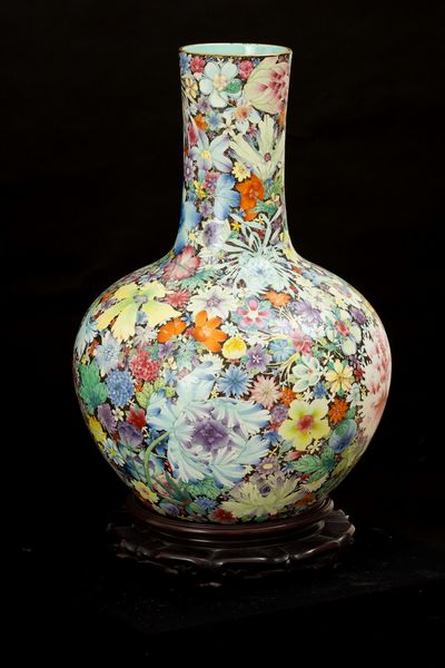 Grande vaso Tianqiuping Famiglia Nera in porcellana con decoro millefleures, Cina, Dinastia Qing, epoca Guangxu (1875-1908)  - Asta Arte Orientale - Associazione Nazionale - Case d'Asta italiane