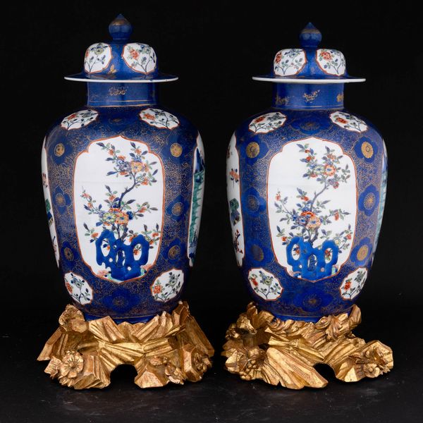 Coppia di potiche Blu Poudre con riserve a decoro naturalistico Famiglia Verde poggianti su basi dorate antiche a foggia di pietre, Dinastia Qing, epoca Kangxi (1662-1722)  - Asta Arte Orientale - Associazione Nazionale - Case d'Asta italiane