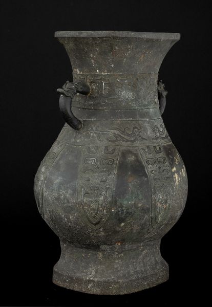 Grande vaso in bronzo in forma arcaica a due anse, inciso con motivi geometrici e naturalistici, Cina, Dinastia Ming, XVI secolo  - Asta Arte Orientale - Associazione Nazionale - Case d'Asta italiane