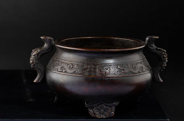 Censer in bronzo con decori d'ispirazione arcaica e anse sagomate, Cina, Dinastia Ming, XVII secolo  - Asta Arte Orientale - Associazione Nazionale - Case d'Asta italiane