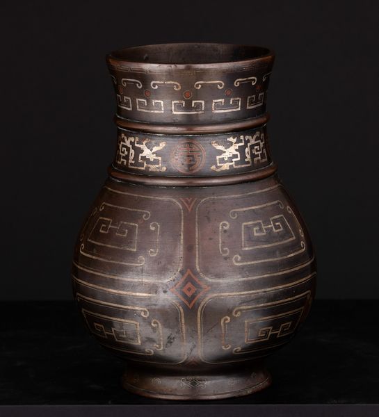 Vaso in bronzo a motivi geometrici con inserti in rame ed argento, Cina, Dinastia Qing, epoca Qianlong, XVIII secolo  - Asta Arte Orientale - Associazione Nazionale - Case d'Asta italiane