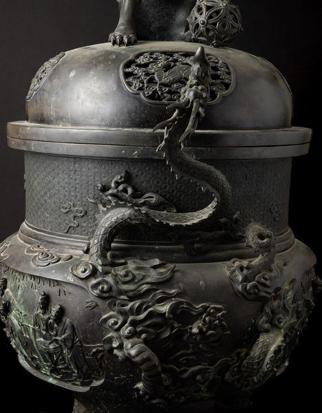 Grande incensiere in bronzo riccamente decorato con cane di Pho, Cina, Dinastia Qing, XIX secolo  - Asta Arte Orientale - Associazione Nazionale - Case d'Asta italiane