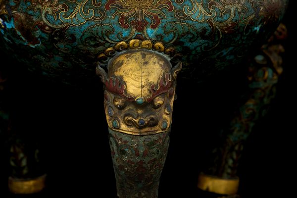 Importante incensiere cloisonn di commitenza imperiale in bronzo a decoro floreale, coperchio e rifiniture dorate ad oro zecchino, il coperchio traforato e rifinito con deco a  draghi tra le nuvole, Cina, Dinastia Qing, epoca Qianlong, XVIII secolo  - Asta Arte Orientale - Associazione Nazionale - Case d'Asta italiane