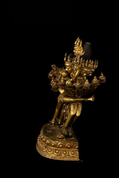 Figura di Guhyasamaja in Yab-Yum stante su doppio fiore di loto in bronzo dorato con tracce di policromia, Tibet, XIX secolo  - Asta Arte Orientale - Associazione Nazionale - Case d'Asta italiane