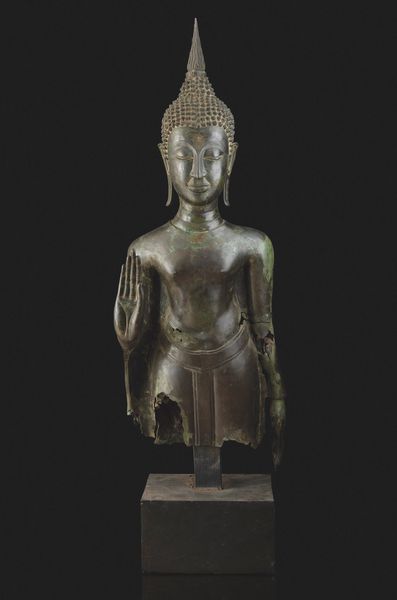 Importante monumentale figura di Buddha stante in bronzo, Thailandia, XV secolo, periodo Sukhaotai (1238-1368)  - Asta Arte Orientale - Associazione Nazionale - Case d'Asta italiane