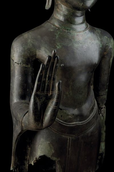 Importante monumentale figura di Buddha stante in bronzo, Thailandia, XV secolo, periodo Sukhaotai (1238-1368)  - Asta Arte Orientale - Associazione Nazionale - Case d'Asta italiane