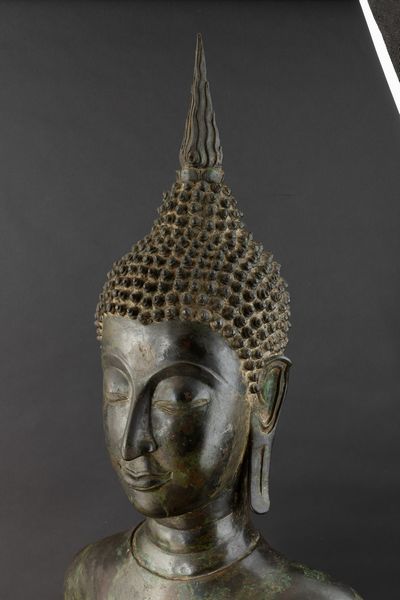 Importante monumentale figura di Buddha stante in bronzo, Thailandia, XV secolo, periodo Sukhaotai (1238-1368)  - Asta Arte Orientale - Associazione Nazionale - Case d'Asta italiane