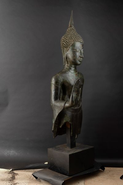 Importante monumentale figura di Buddha stante in bronzo, Thailandia, XV secolo, periodo Sukhaotai (1238-1368)  - Asta Arte Orientale - Associazione Nazionale - Case d'Asta italiane