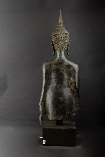 Importante monumentale figura di Buddha stante in bronzo, Thailandia, XV secolo, periodo Sukhaotai (1238-1368)  - Asta Arte Orientale - Associazione Nazionale - Case d'Asta italiane