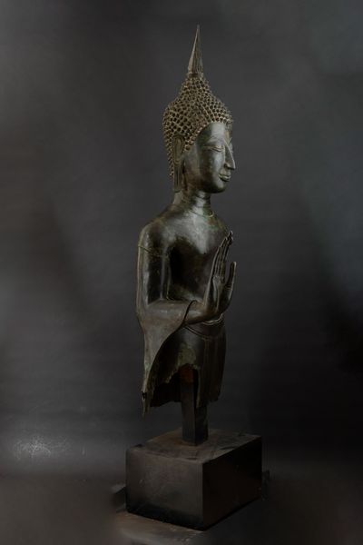 Importante monumentale figura di Buddha stante in bronzo, Thailandia, XV secolo, periodo Sukhaotai (1238-1368)  - Asta Arte Orientale - Associazione Nazionale - Case d'Asta italiane