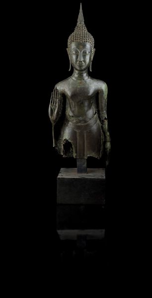 Importante monumentale figura di Buddha stante in bronzo, Thailandia, XV secolo, periodo Sukhaotai (1238-1368)  - Asta Arte Orientale - Associazione Nazionale - Case d'Asta italiane