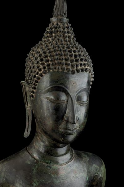 Importante monumentale figura di Buddha stante in bronzo, Thailandia, XV secolo, periodo Sukhaotai (1238-1368)  - Asta Arte Orientale - Associazione Nazionale - Case d'Asta italiane