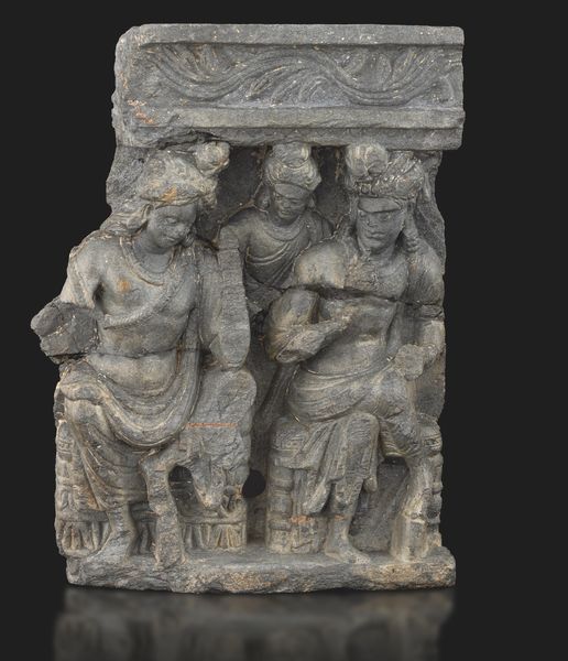 Rilievo scolpito in pietra con tre figure di attendenti, Gandhara, IV secolo  - Asta Arte Orientale - Associazione Nazionale - Case d'Asta italiane