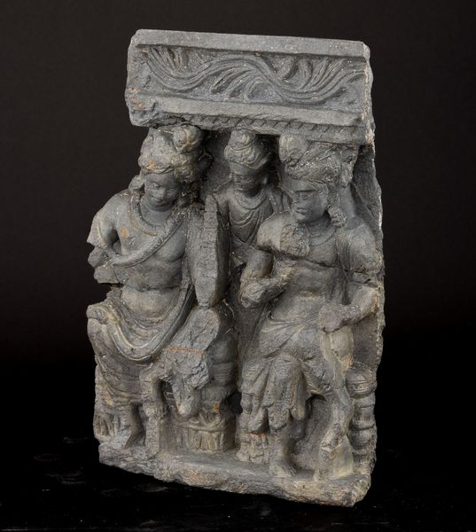 Rilievo scolpito in pietra con tre figure di attendenti, Gandhara, IV secolo  - Asta Arte Orientale - Associazione Nazionale - Case d'Asta italiane